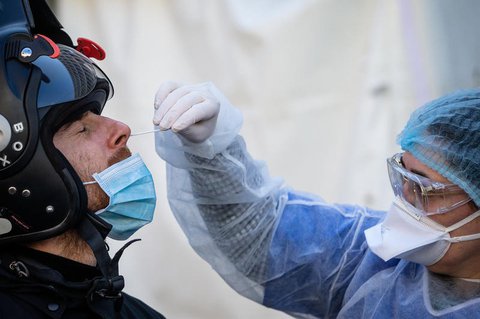 Coronavirus-Test bei einem Motorradfahrer in Paris