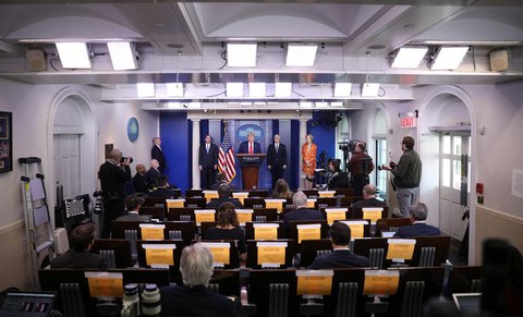 Abstandhalten bei der Pressekonferenz von Trump