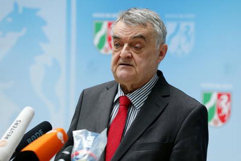 Der Innenmiister von NRW, Herbert Reul, bei einer Pressekonferenz.
