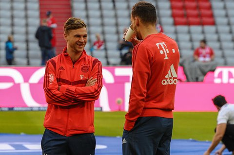 Die Bayern-Spiler Joshua Kimmich und Leon Goretzka im Gespräch