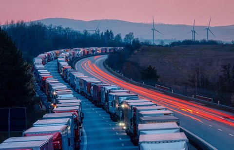 Tausende LKW stauen sich Ende März auf über 25 Kilometer bis zur deutsch-polnischen Grenze in Görlitz.