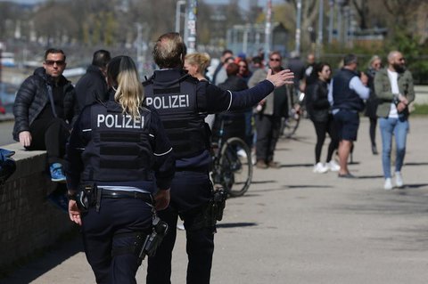 Polizeibeamte kontrollieren die Rhein-Promenade in Düsseldorf.