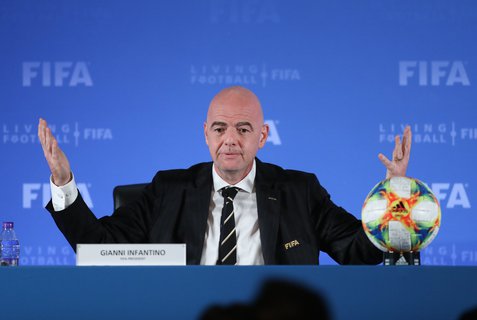 Große Spanne: Die Fifa und ihre Präsident Gianni Infantino wollen die Dauer für Profiverträge in dieser Saison ausdehnen.