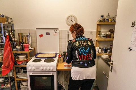 Die ehemals obdachlose Frau Ingrid Bujnak in ihrer neuen Wohnung.
