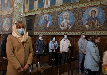 Gottesdienstbesucher in einer Kirche in Sofia.