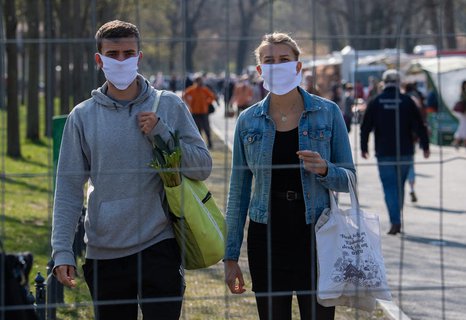 Besucher eines Wochenmarkts in Dresden tragen Masken.