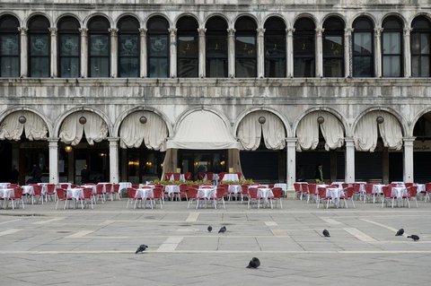 Ein leeres Restaurant auf dem Markusplatz in Venedig.
