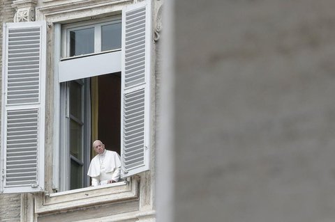 Papst Franziskus blickt auf den leeren Petersplatz.