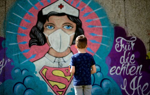 Alltagsheldin: Ein Gemälde des Künstlers Kai 'Uzey' Wohlgemuth in Hamm zeigt eine Krankenpflegerin als Superheldin.