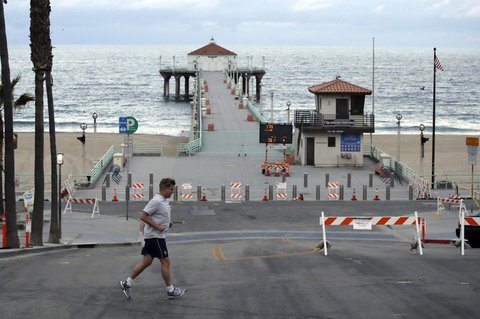 Der abgesperrte Pier in Manhattan Beach, Los Angeles.