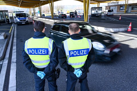 Grenzkontrollen sollen erweitert werden. Zwei Polizisten überwachen die Überfahrten aus der Schweiz.