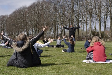Rebekka Hjorth hält eine Musikstunde im Freien an der Schule Korshoejskolen in Randers, Dänemark.