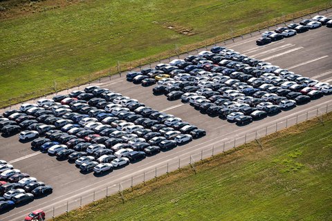 Fahrzeuge von Mercedes stehen auf dem ehemaligen Flugplatz Ahorn (Archivbild) 