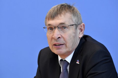 Klaus Cichutek, deutscher Biochemiker und Professor für 
Biochemie an der Johann Wolfgang Goethe-Universität in Frankfurt am Main