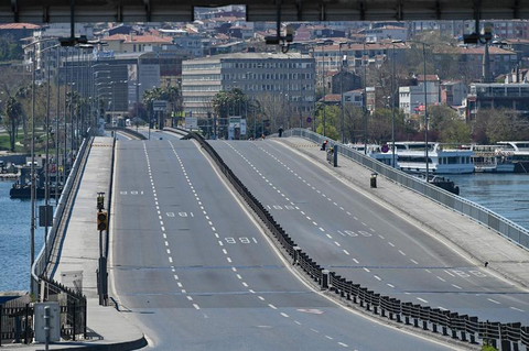 Verlassene Unkapani Brücke am Wochenende in Istanbul