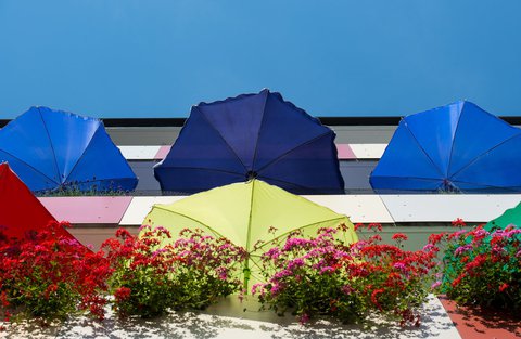 Viele Menschen werden ihren Sommerurlaub auf dem heimischen Balkon verbringen - wie hier in Frankfurt an der Oder.
