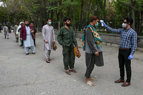 Temperaturmessung vor einer Moschee in Afghanistan