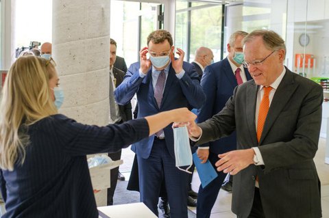 Jens Spahn (CDU, Mitte) bei einem Besuch der Medizinischen Hochschule 
Hannover (MHH).