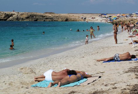 Touristen auf der Sinis-Halbinsel auf Sardinien.
