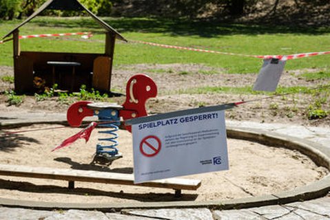 In Berlin sind viele Spielplätze wieder geöffnet - zusätzliche Zugangskontrollen lehnt der Deutsche Städtetag aber ab. 