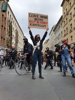 Einzelne Demonstranten zeigen Schilder und Transparente.