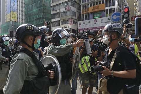 Reporter und Sicherheitskräfte in Hongkong.