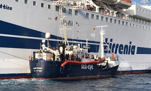 Die „Alan Kurdi“ und das Quarantäne-Schiff.