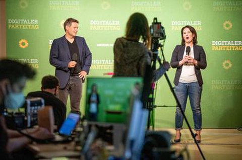 Annalena Baerbock (hinten, r), Bundesvorsitzende von Bündnis 90/Die Grünen, sprach sich auf dem digitalen Parteitag für ein Milliarden-Programm für die Zeit nach der Corona-Krise aus.