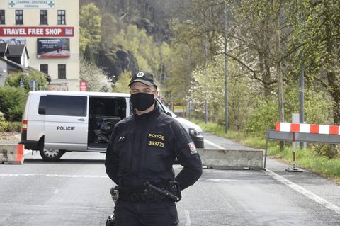 Ein tschechischer Polizist bewacht die Grenze bei Schmilka.