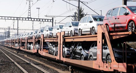 Neuwagen werden per Bahn transportiert.
