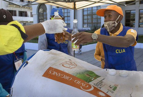 Eine Flasche „Covid Organics“ wird auf Madagaskar verteilt.