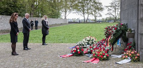 Gedenken mit Abstand: Carola Veit (SPD), Bürgerschaftspräsidentin, Peter Tschentscher (SPD), 
Erster Bürgermeister von Hamburg, und Uta Kühl, Schatzmeisterin von Amicale 
Internationale, stehen vor dem Mahnmal des Konzentrationslagers Neuengamme.