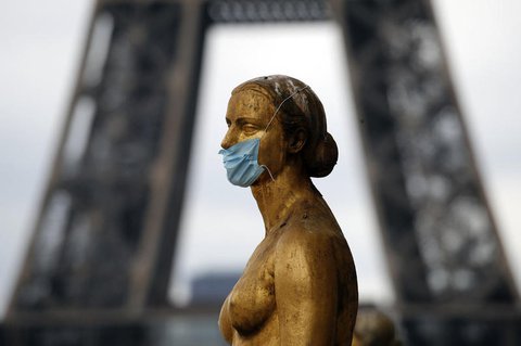 Maskierte Bronzestatue in der Nähe des Eiffelturms