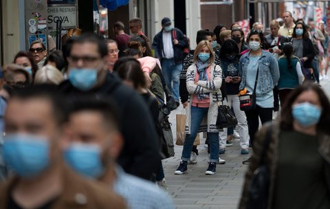 Viel los auf den Straßen von Wien: Menschen laufen mit Mundschutz durch die österreichische Hauptstadt.