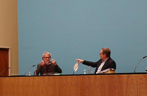 Finanzsenator Matthias Kollatz und der Regierende Bürgermeister Michael Müller zeigen sich ihre Masken.