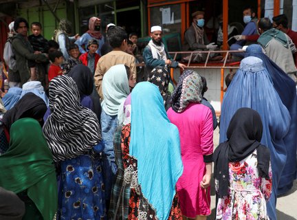 Menschen stehen in Kabul an für Brot, das Anfang Mai im Auftrag der Regierung verteilt wird