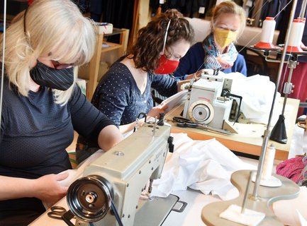 Maskenherstellung in einer Leipziger Desigwerkstatt, in der normalerweise Festtagsmode und Brautkleider genäht werden
