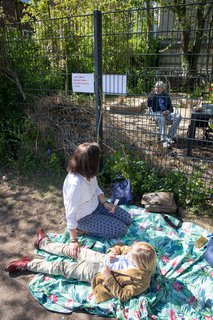 Wegen der Corona-Beschränkungen haben Besucher kreative Wege gefunden, um ihre Familienangehörige dennoch zu sehen, wie hier in Hamburg. 