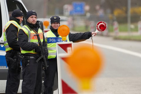 Polizeibeamte im Saarland kontrollieren den Grenzverkehr. 