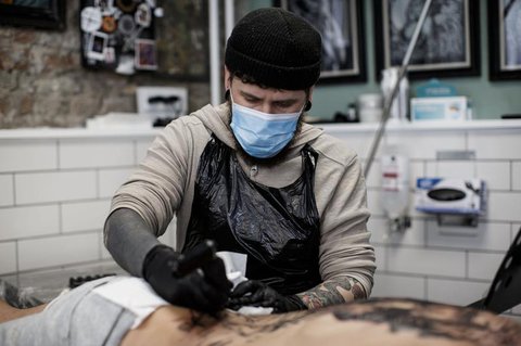 Tattoo-Studios darf das Tätowieren außerhalb des Gesichtsbereichs nicht untersagt werden.