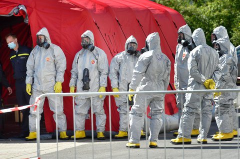 Feuerwehrleute vor einem Krankenhaus im tschechischen Cheb. 