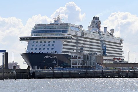 Das Kreuzfahrtschiff liegt seit dem 28. April in Cuxhaven.