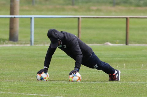 Magdeburgs Trainer Wollitz trainiert mit Atemschutzmaske.