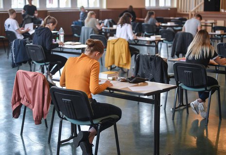 Mal Präsenzunterricht in der Schule, mal lernen zuhause. So könnte es noch eine ganze Weile weitergehen, vermutet der Lehrerverband.