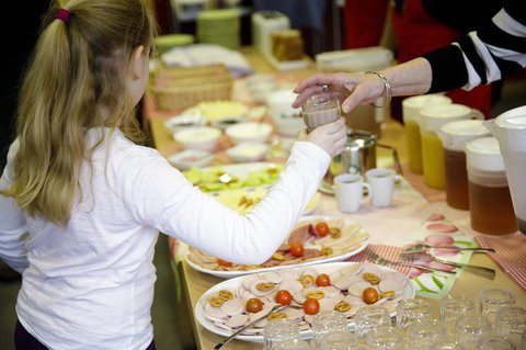 Kinder, die Anspruch auf Bildungs- und Teilhabeleistungen haben - dazu zählt etwa die Kostenübernahme für Schulessen - sollen nach dem Willen der Grünen während der Corona-Krise 60 Euro im Monat mehr bekommen, weil viele der Leistungen wegfallen.