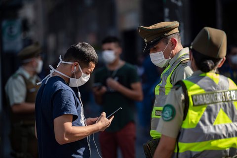 Noch mit Maske draußen - ab Freitag unter Quarantäne drinnen: Ein Bewohner Santiagos.