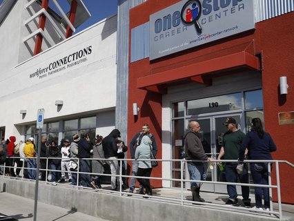 Menschen stehen in Las Vegas Schlange vor einem Jobcenter.