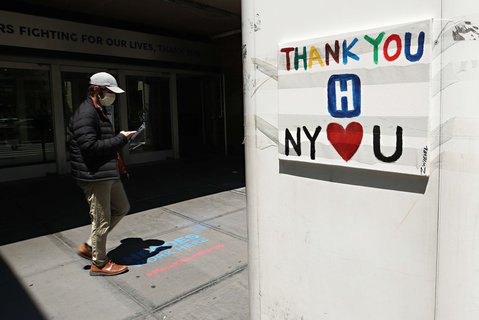 Ein Dank am Eingang eines Krankenhauses in New York.