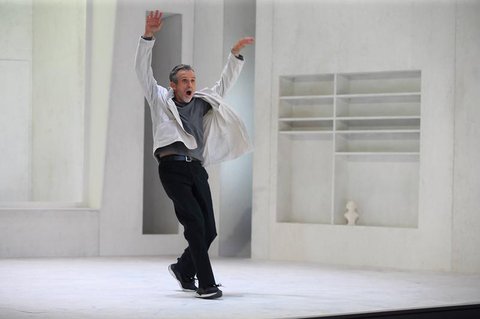 Ulrich Matthes auf der Bühne des Deutschen Theaters