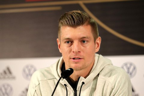 Blick Richtung Bundesliga: Nationalspieler Toni Kroos wird sich das Geschehen von Madrid aus ansehen.